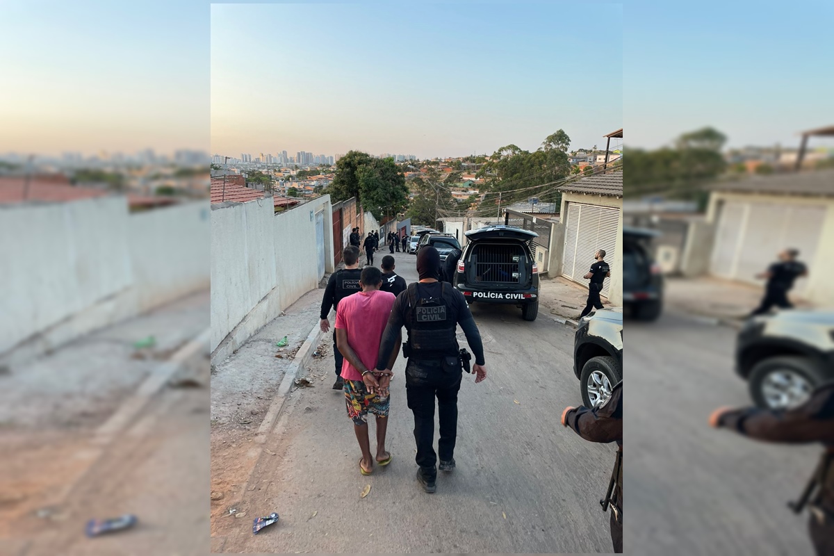 Homem é levado por policiais