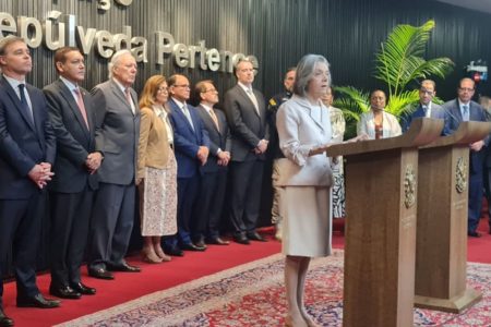 Imagem colorida de Cármen Lúcia asssinando portaria - Metrópoles