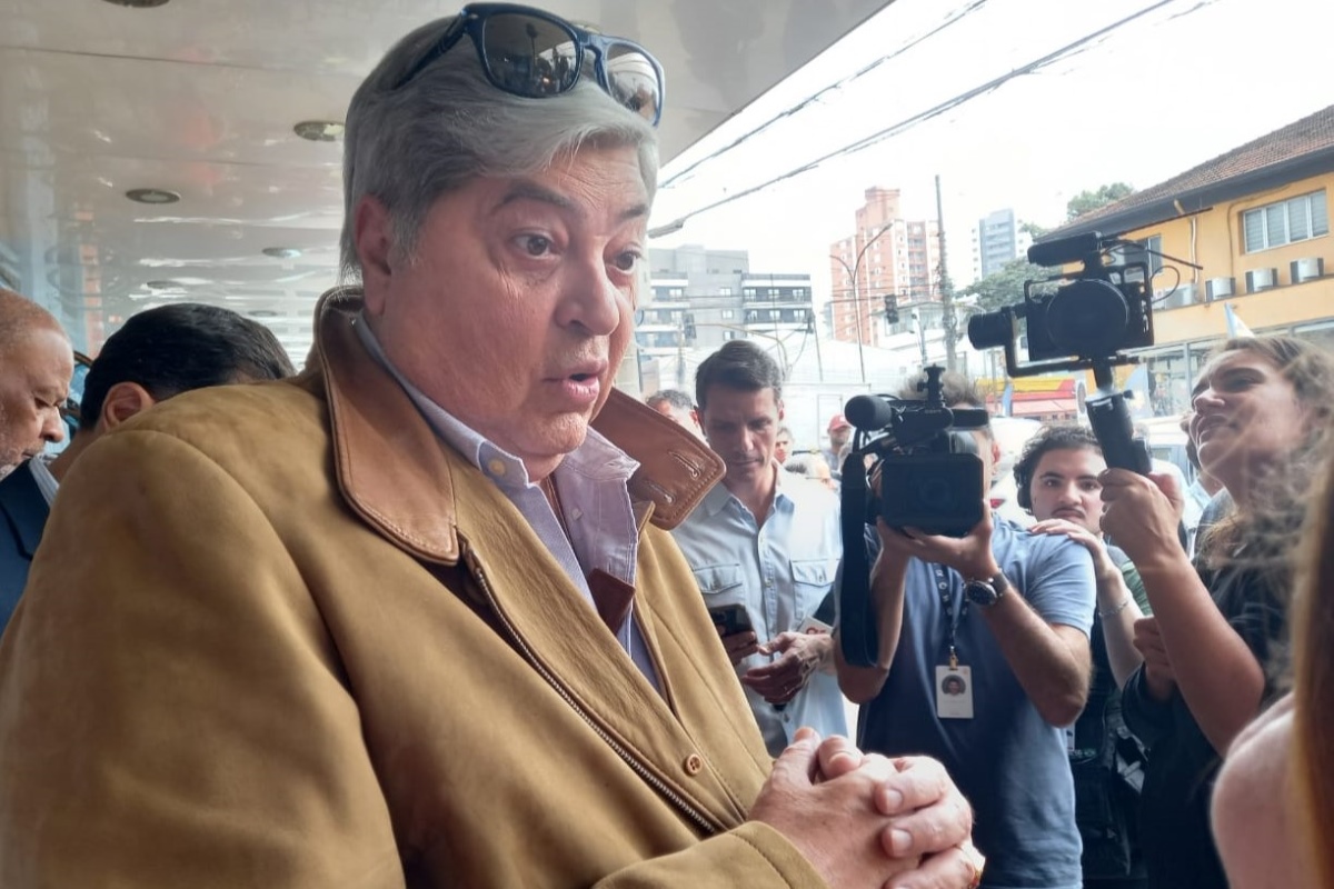 Imagem mostra homem com olhos arregalados e óculos sobre a cabeça - Metrópoles