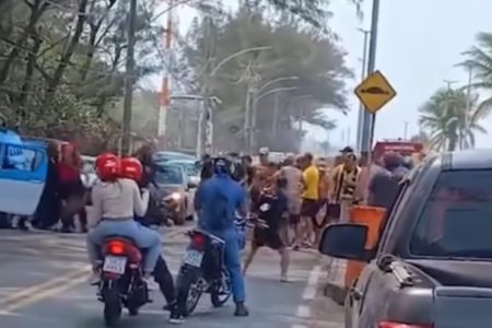 Imagem colorida da briga entre torcedores do Flamengo e Penãrol- Metrópoles