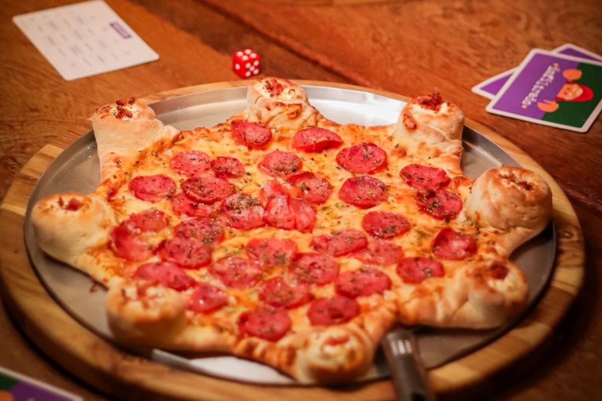 Foto colorida de uma pizza - Metrópoles