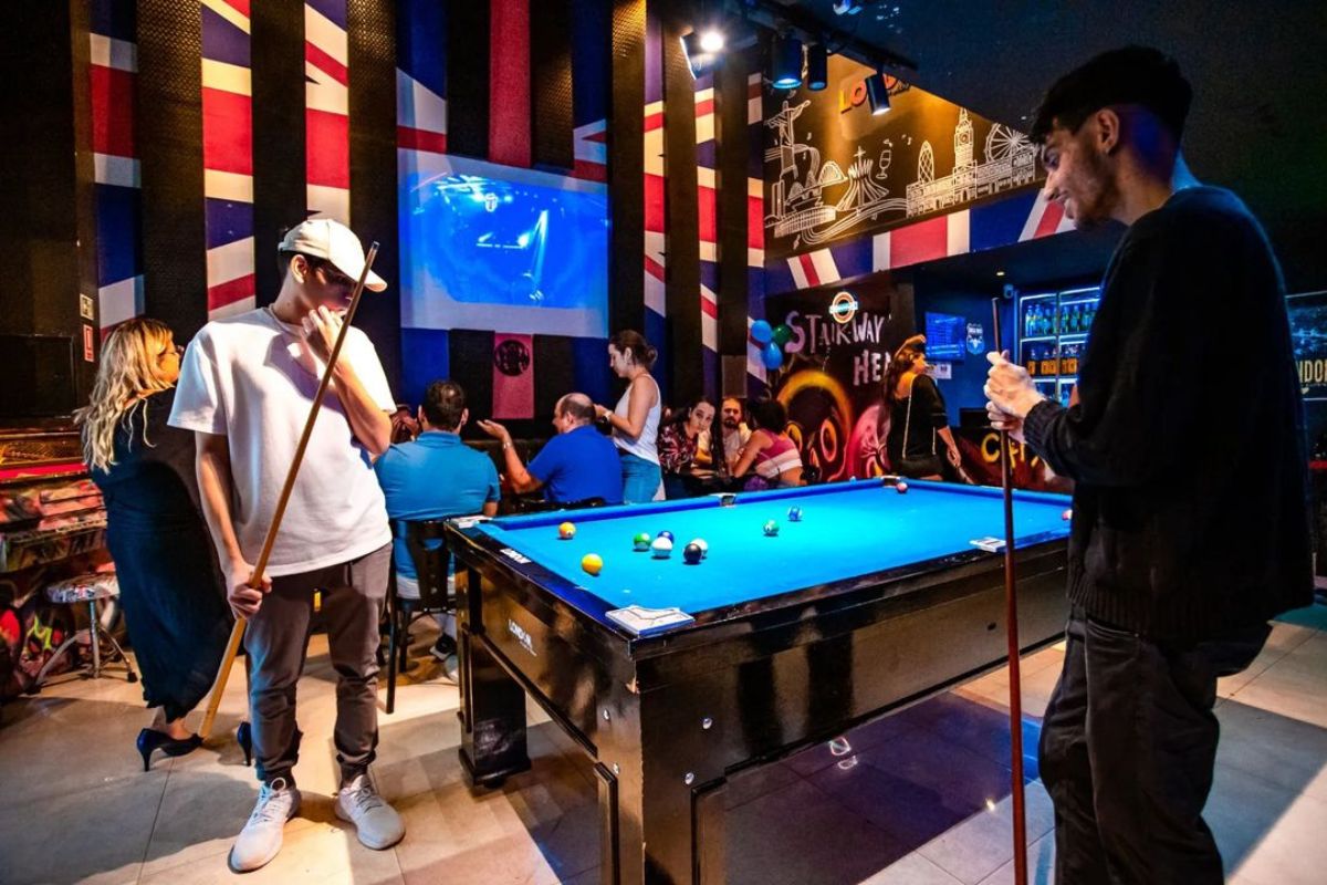 Foto colorida de um bar - Metrópoles