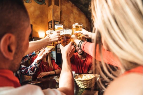 Foto colorida de pessoas bebendo cerveja - Metrópoles