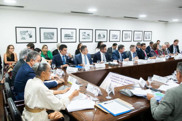 Imagem colorida, reunião com ministros e governadores - Metrópoles