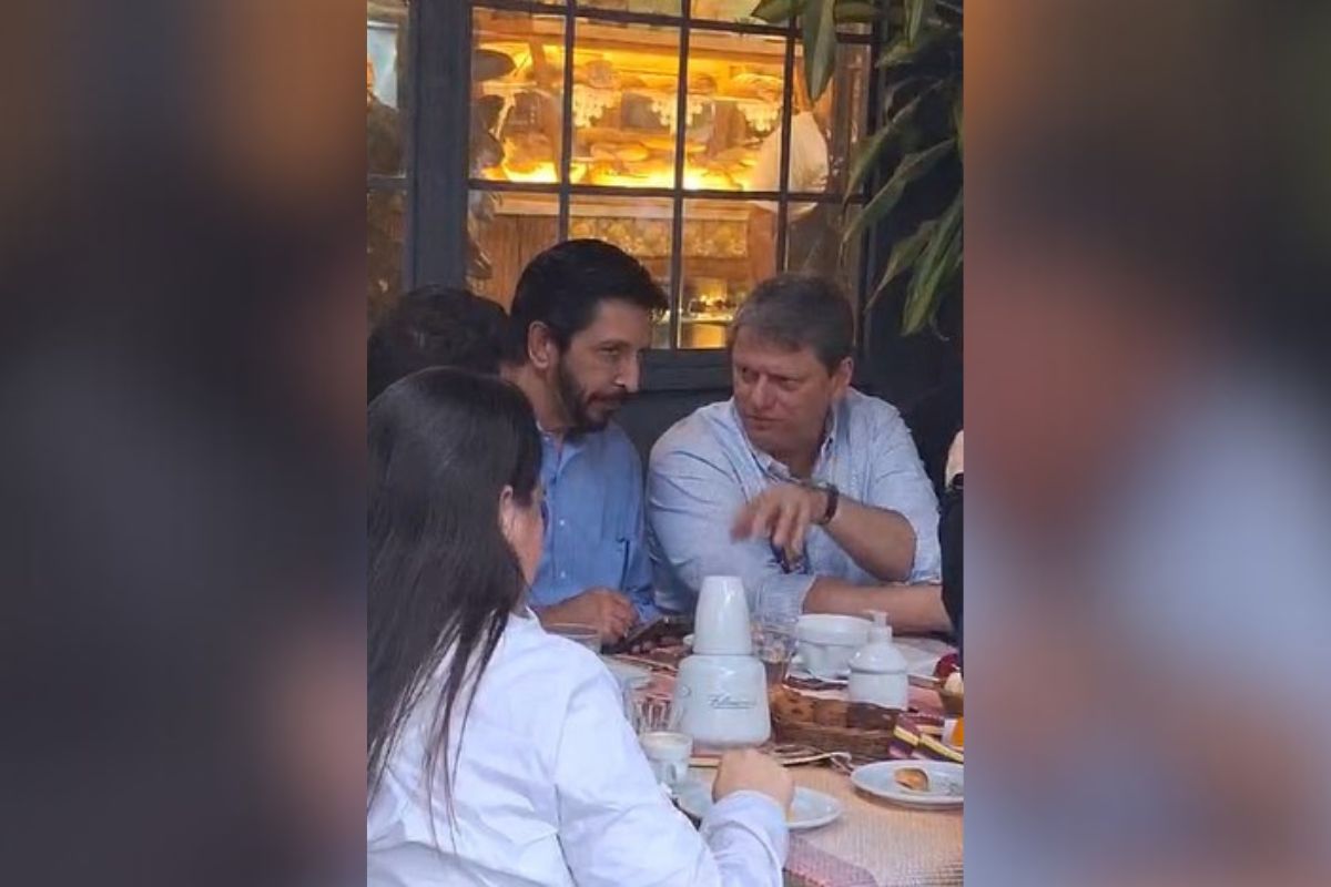 Imagem colorida mostra Ricardo Nunes ao lado de Tarcísio de Freitas em uma padaria em São Paulo - Metrópoles