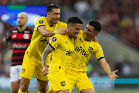 Imagem colorida dos jogadores do Peñarol comemorando gol