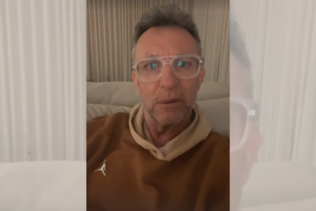 Foto colorida de Neto criticando o Flamengo - Metrópoles