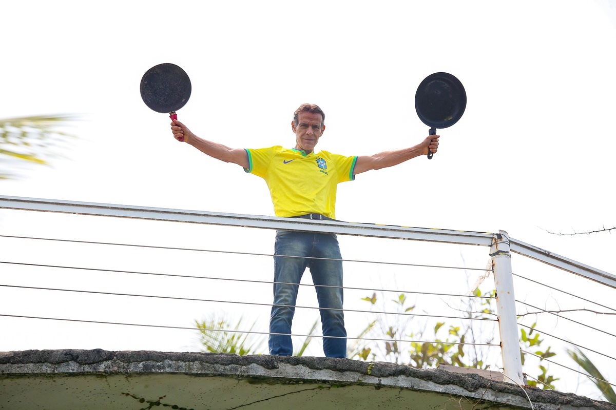 Mário Gomes pegou duas frigideiras e bateu em protesto ao despejo - Metrópoles