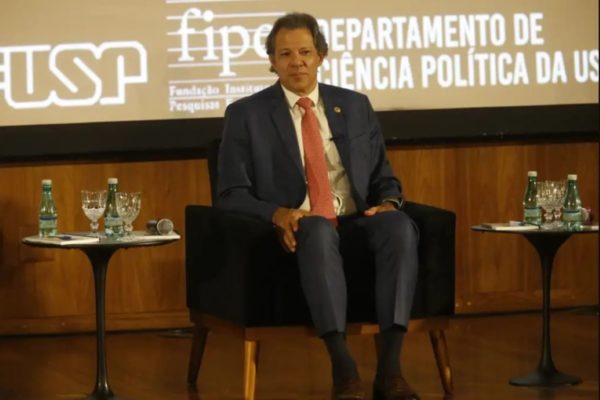 imagem colorida do ministro da Fazenda, Fernando Haddad, em evento na USP