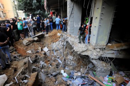 Imagem colorida de prédio em destroços após bombardeio israelense em Beirute, Líbano - Metrópoles