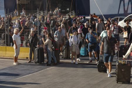 Foto colorida - Turistas desembarcando em Santorini, na Grécia