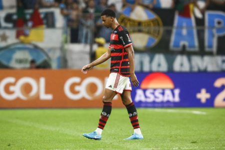 Imagem colorida de jogador Carlinho na derrota para o Grêmio - Metrópoles