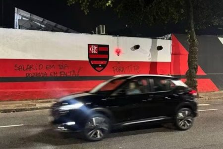 Imagem colorida da sede do Flamengo picada - Metrópoles
