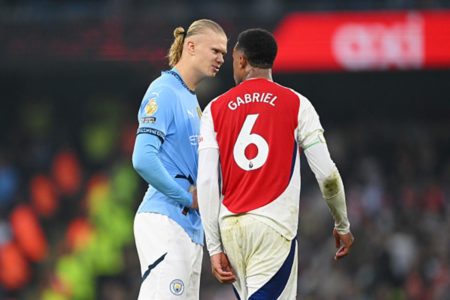 Imagem colorida de Haaland contra o Arsenal - Metrópoles
