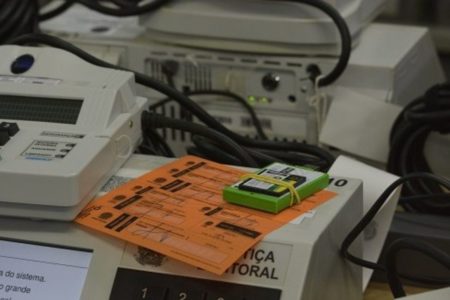 Justiça Eleitoral dá início no processo de geração de mídias, carga e lacração das 114.740 urnas eletrônicas do estado de São Paulo - Metrópoles