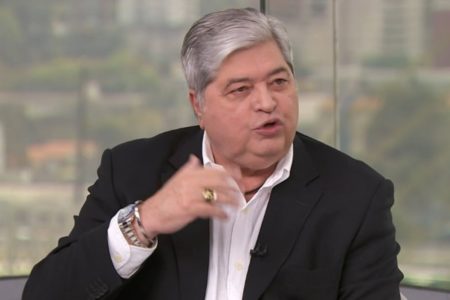Imagem mostra homem grisalho, com paletó - Metrópoles