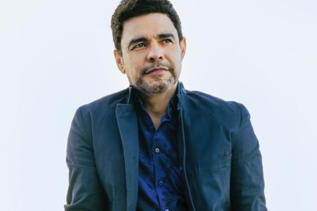 Zezé Di Camargo posa de blaser para as redes sociais - Metrópoles