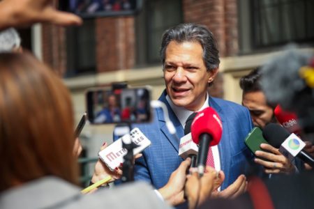 Ministro da Fazenda Fernando Haddad com microfones à sua volta