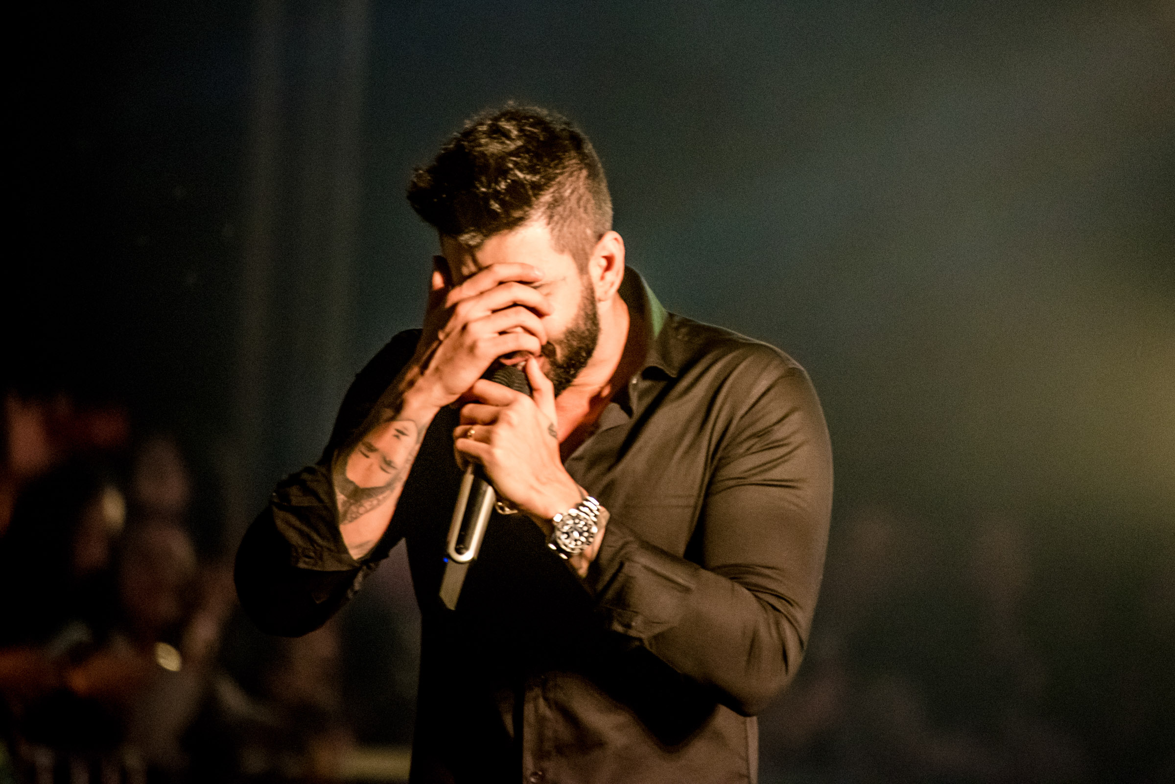Cantor Gusttavo lima durante show de música sertaneja - Metrópoles