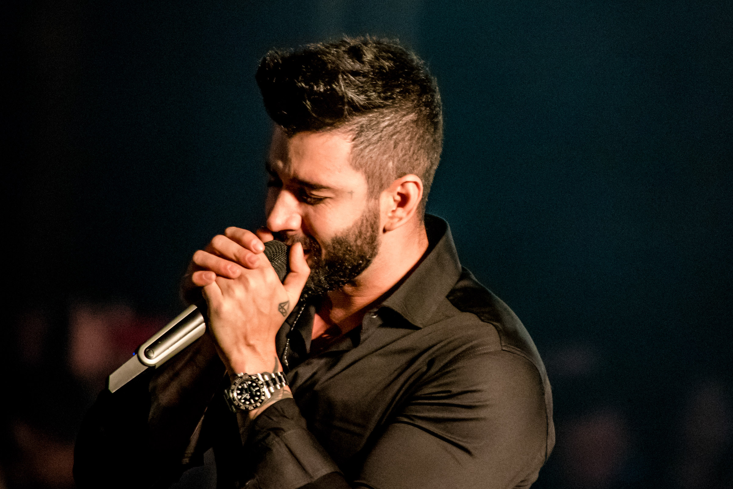 Cantor Gusttavo lima durante show de música sertaneja - Metrópoles
