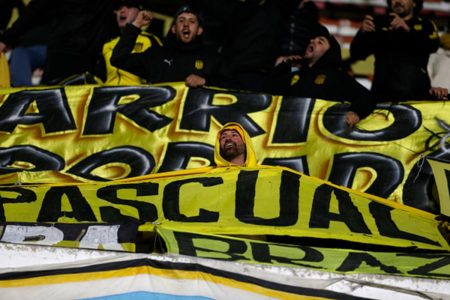 Imagem colorida de torcida do Peñarol - Metrópoles