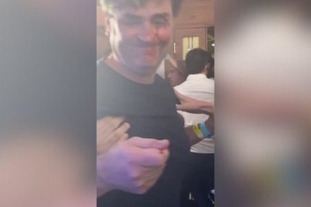 Imagem colorida mostra marqueteiro de Ricardo Nunes ferido após levar soco em debate de assessor de Marçal - Metrópoles