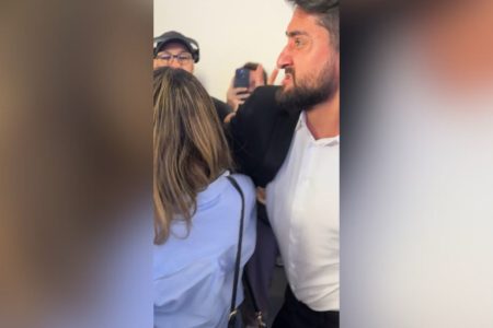 Imagem colorida mostra assessor de Pablo Marçal dando soco no marqueteiro de Ricardo Nunes em debate - Metrópoles