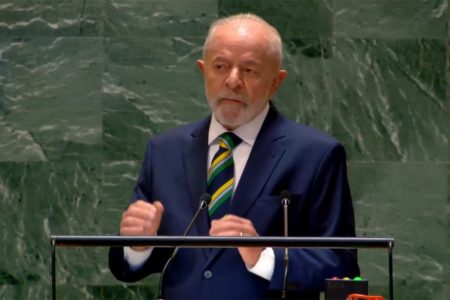 Pesquisa Imagem colorida do presidente Lula em discurso na ONU, em Nova York (EUA) - Metrópoles