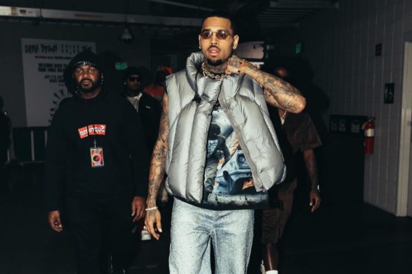 Foto colorida do cantor Chris Brown - Metrópoles