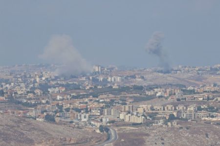 Foto colorida de fumaça após ataques do exército israelense na cidade de Jezzine, no Líbano, em 25 de setembro de 2024 - Metrópoles