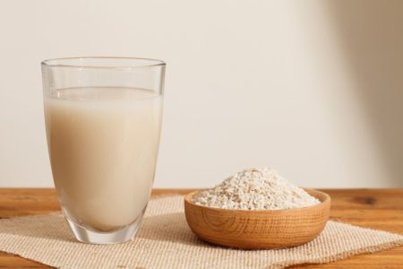 Foto colorida de um arroz e um copo cheio - Metrópoles