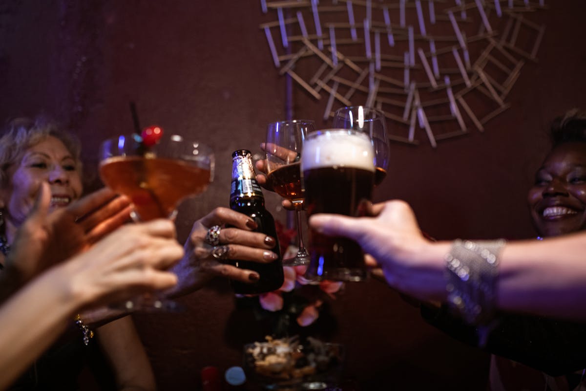 Várias pessoas brindando com copos e drinks - Metrópoles