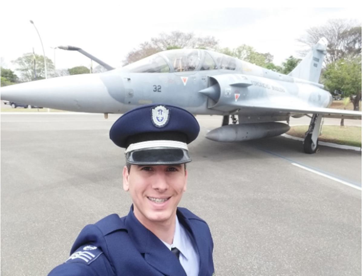 militar da FAB com avião
