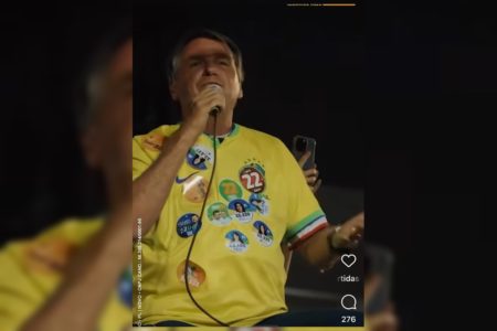 Imagem colorida do ex-presidente Jair Bolsonaro em comício em Goiânia