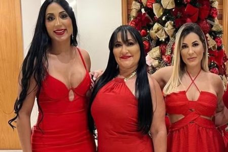 Imagem coloirda de Deolane, sua mãe e sua irmã - Metrópoles