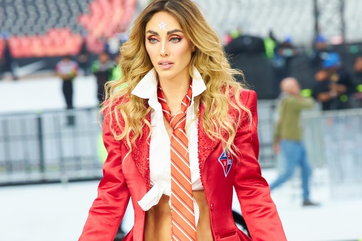 Anahí posa com seu look de Rebelde - Metrópoles