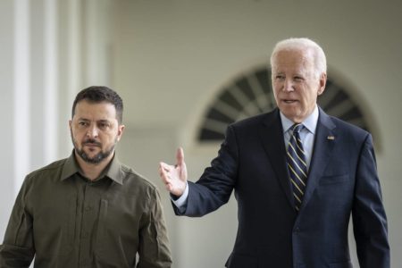 Imagem colorida mostra Joe Biden e Volodymyr Zelensky - Metrópoles