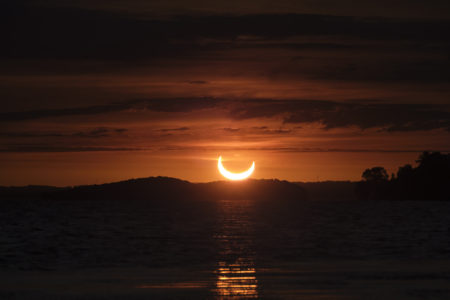 Imagem colorida de eclipse solar anular - Metrópoles