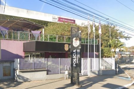 Imagem colorida da Delegacia de Defesa da Mulher de Barueri. Metrópoles