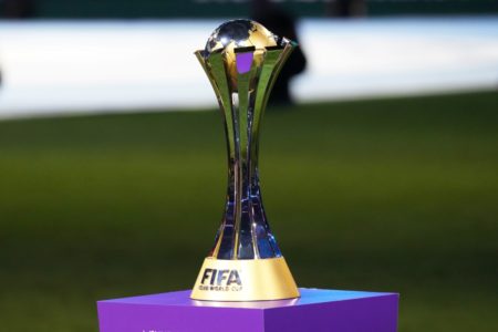 Foto colorida da taça do Mundial de Clubes de 2023, quando Fluminense e Manchester City se enfrentaram na decisão - Metrópoles
