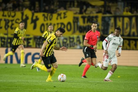 Imagem colorida de duelo entre Flamengo e Peñarol- Metrópoles