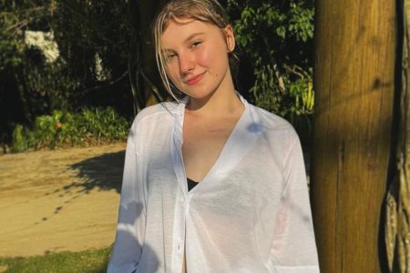 Isabel Veloso posa de blusa branca e top preto para as redes sociais - Metrópoles