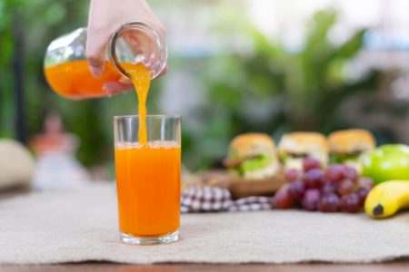 Foto colorida de um suco detox - Metrópoles