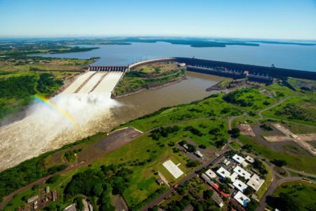 Fotografia colorida mostrando a Itaipu Binacional-Metrópoles