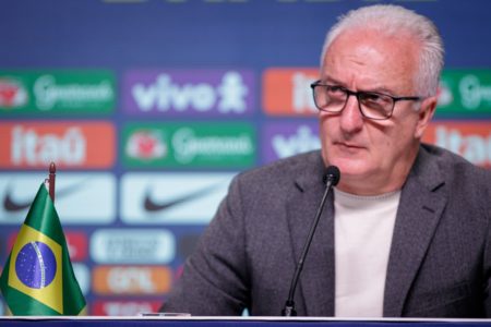 Imagem colorida do treinador Dorival Júnior, durante coletiva da Seleção Brasileira - Metrópoles