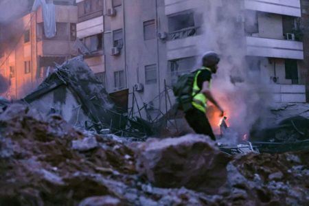 Imagem colorida de ataque de Israel no Líbano - Metrópoles
