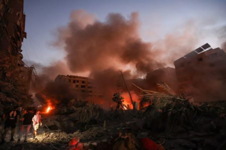 Imagem colorida de ataque de Israel no Líbano - Metrópoles