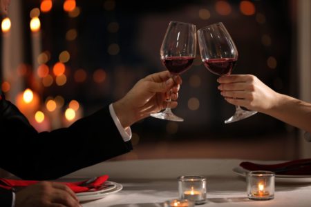 Foto colorida de um casal bebendo vinho - Metrópoles
