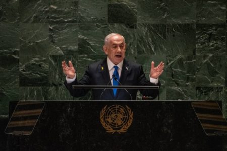 Imagem colorida mostra Benjamin Netanyahu durante discurso na ONU - Metrópoles