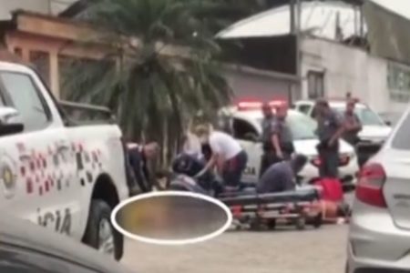 Imagem colorida mostra atendimento a dois homens baleados após briga por música alta no litoral paulista - Metrópoles